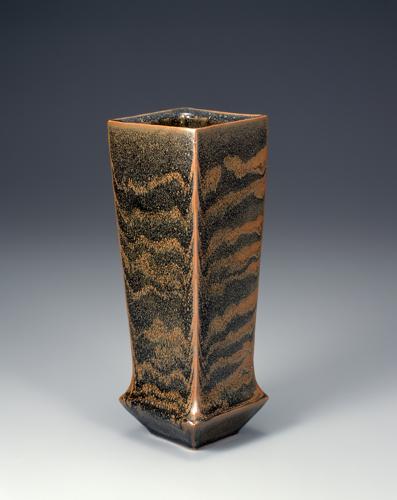 鉄釉方形波文花瓶