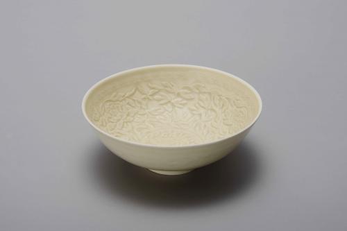 仿定窯白瓷印花牡丹魚碗