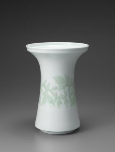 白磁緑釉牡丹彫文花器