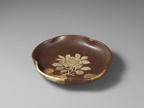 鉄釉薔薇文浅鉢